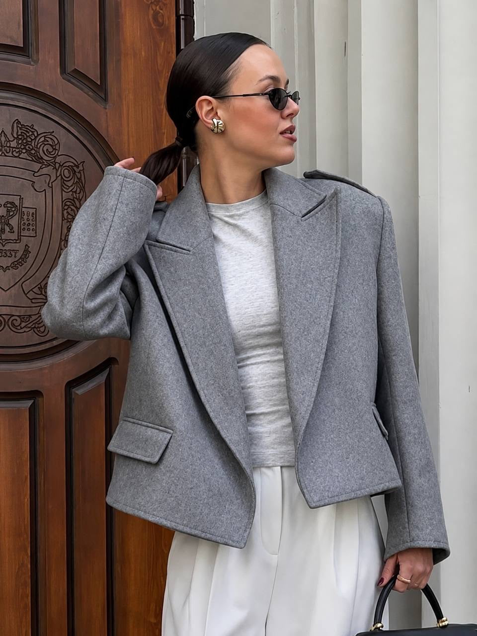 Relaxed Short Jacket With Wide Notched Lapels – Grey