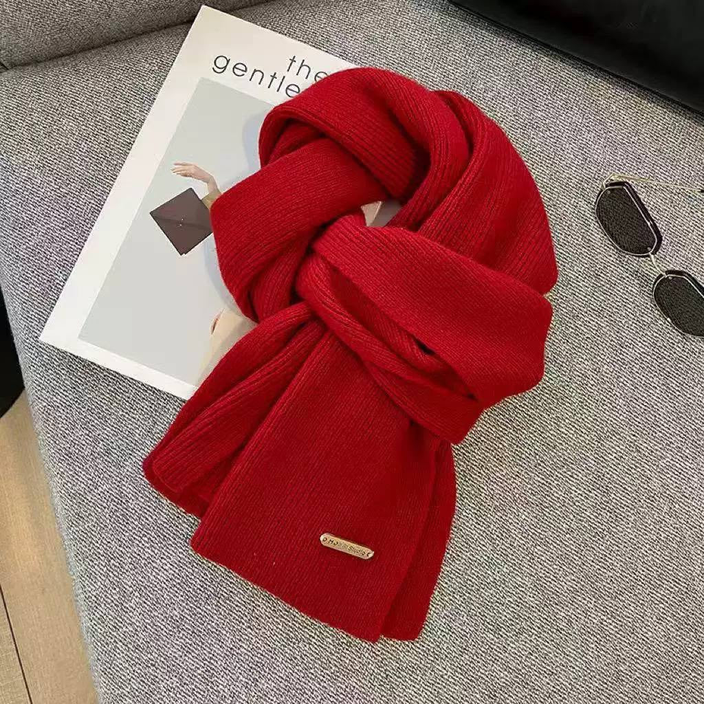 Straight-End Scarf With Fine Ribs and Metallic Badge – Red