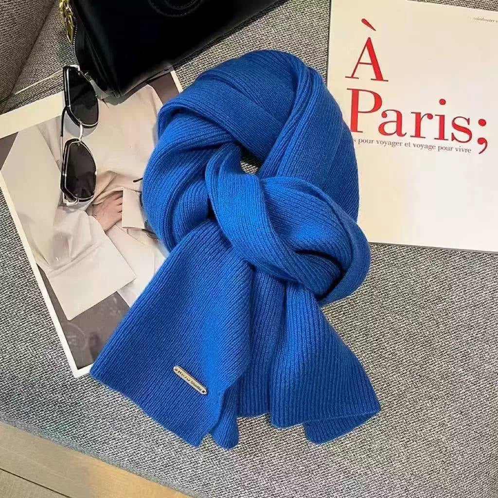 Straight-End Scarf With Fine Ribs and Metallic Badge – Blue