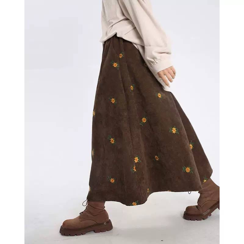 Ribbed Floral Midi Skirt With a Flared Silhouette – Brown Floral