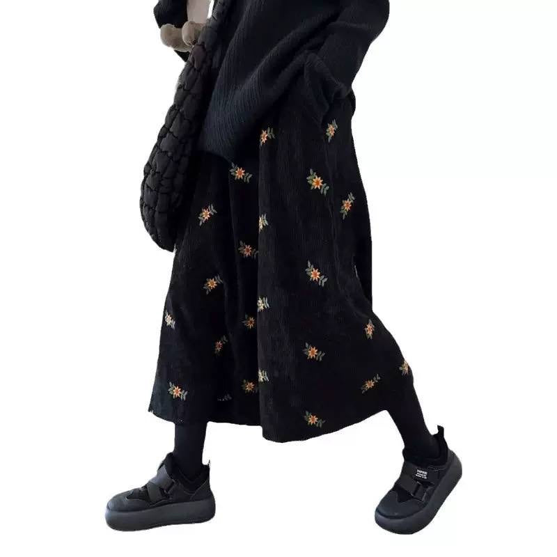 Ribbed Floral Midi Skirt With a Flared Silhouette – Black Floral