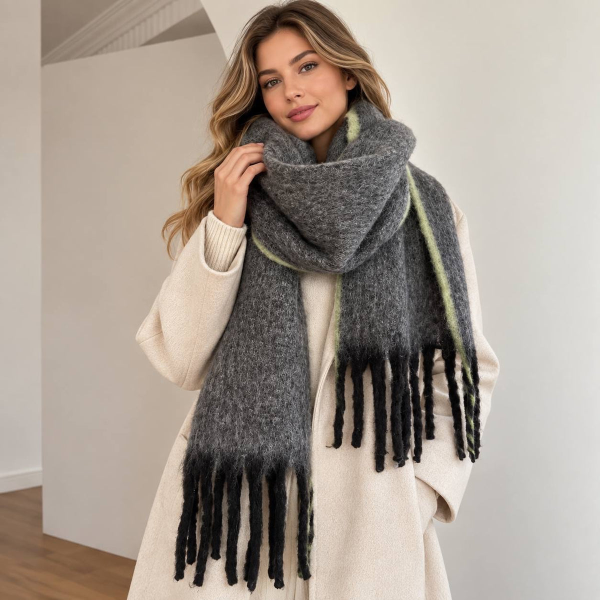 Brushed-Look Scarf With Flowing Ends And Thick Fringe – Grey And Black