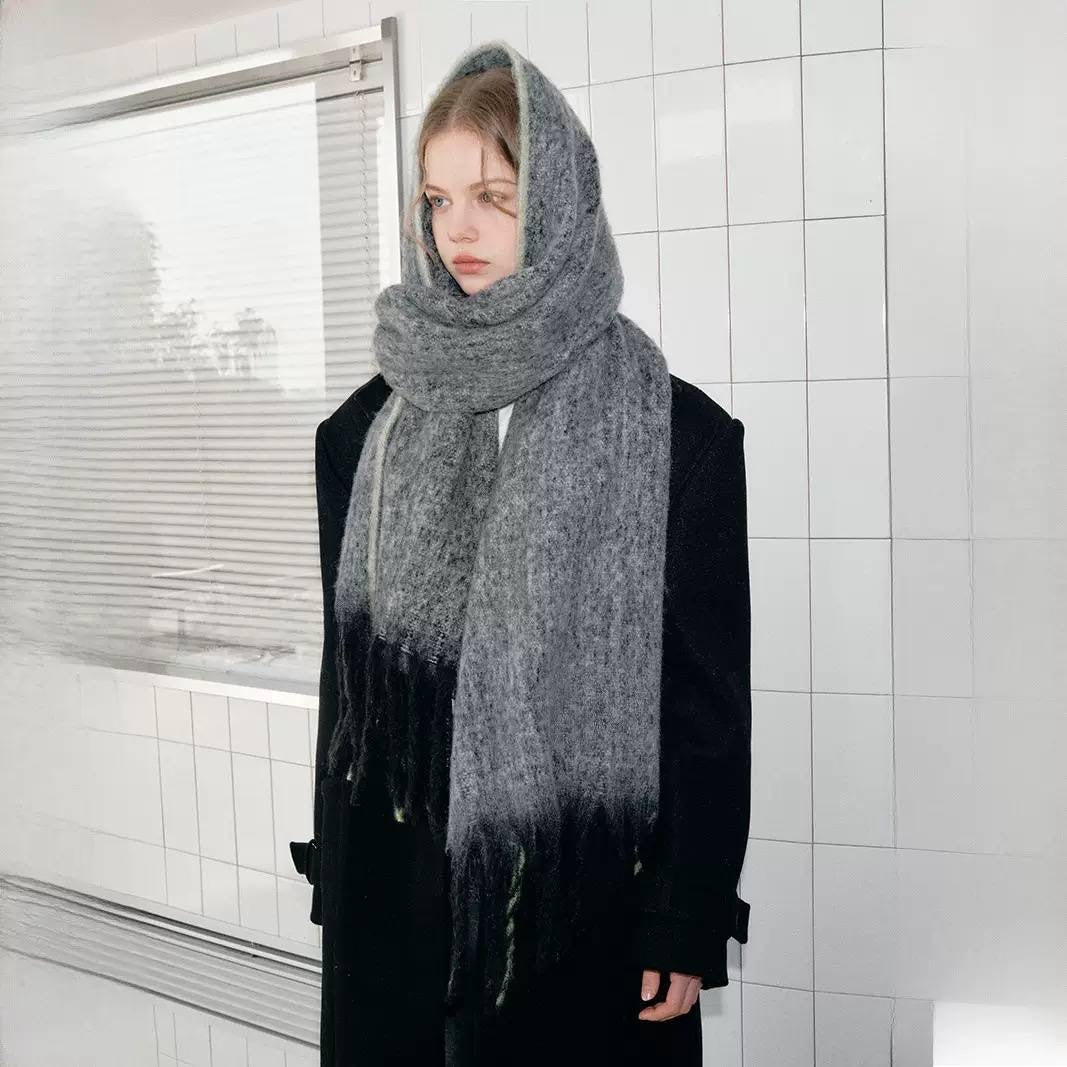 Brushed-Look Scarf With Flowing Ends And Thick Fringe – Grey And Black