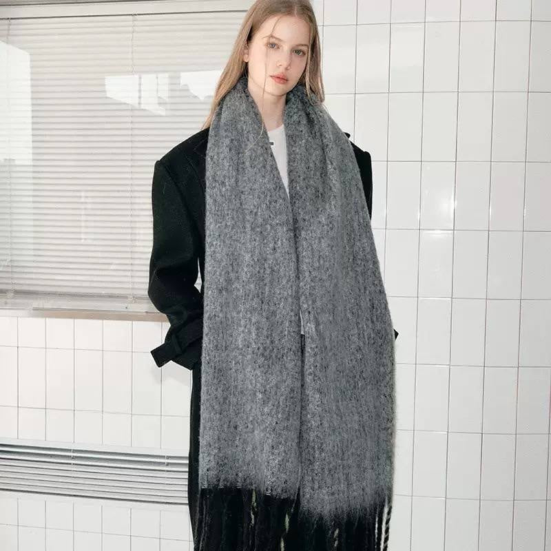 Brushed-Look Scarf With Flowing Ends And Thick Fringe – Grey And Black