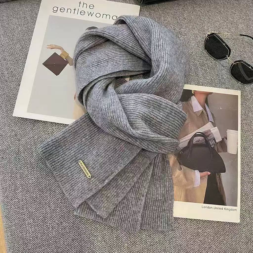 Straight-End Scarf With Fine Ribs and Metallic Badge – Grey