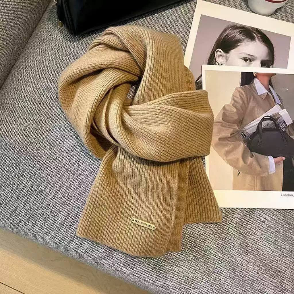 Straight-End Scarf With Fine Ribs and Metallic Badge – Camel